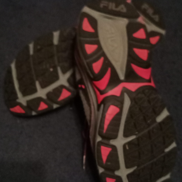 Fila sneakers in size w10. - Picture 2 of 3